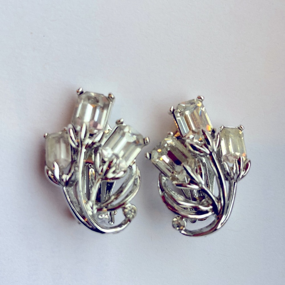Vintage flower clip rhinestone earrings
